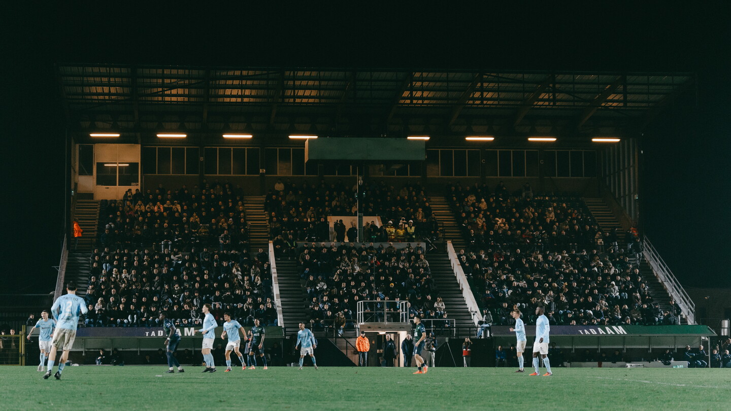 Hoofdtribune Sporting Hasselt vol