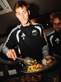 Brandstof voor de volgende training ⛽
Twee keer per week schuiven onze spelers aan in het Foodmaker Café voor een lekkere en gezonde lunch, tussen kracht- en veldtraining. Smakelijk, boys! 😋